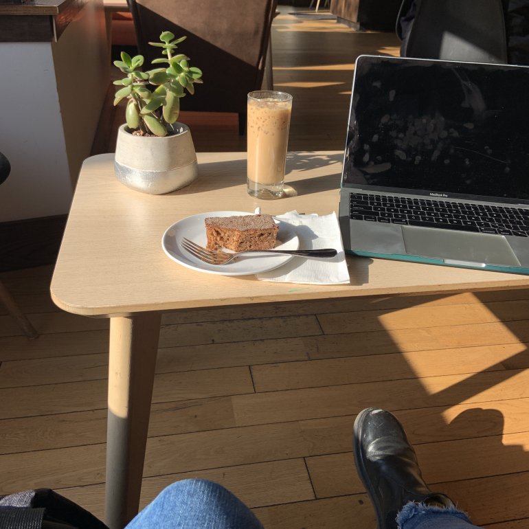 Перед тим, як&nbsp;сідати їсти, відклади гаджети. Фото: Dupe