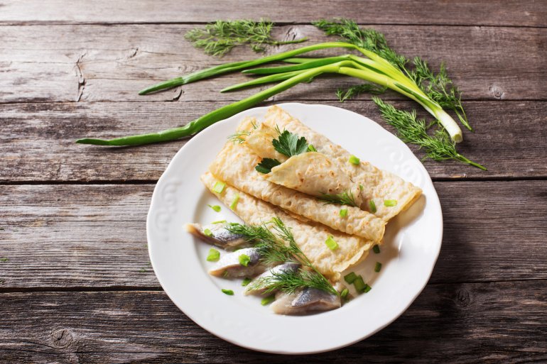 Млинці з&nbsp;оселедцем&nbsp;— локальна страва Литви