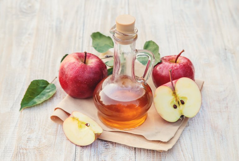 Легкий оцет, зокрема яблучний, прибирає гіркоту у&nbsp;редиски