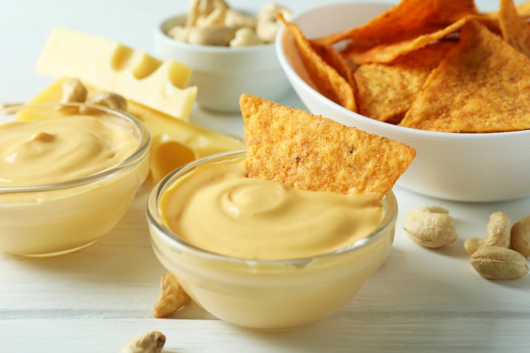 Чипси із&nbsp;сирним соусом