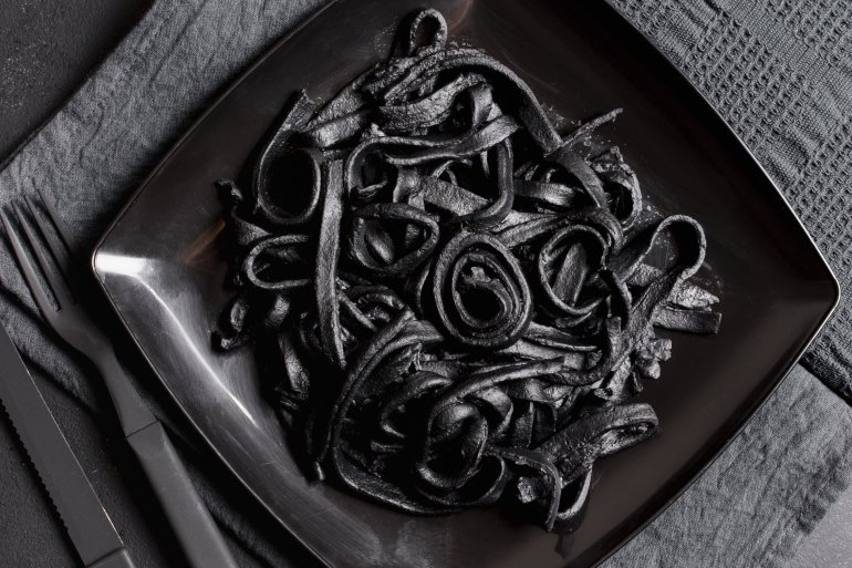 Черная паста, окрашенная чернилами каракатицы