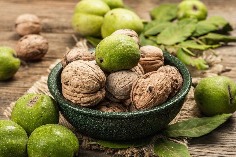 Молодые грецкие орехи