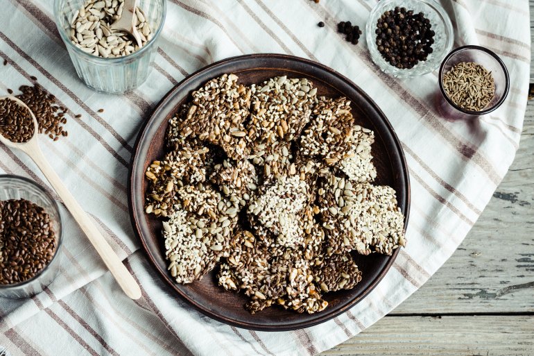 Крекери з&nbsp;льону. Фото: Depositphotos