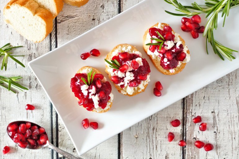 Закуска с&nbsp;сыром и&nbsp;гранатом