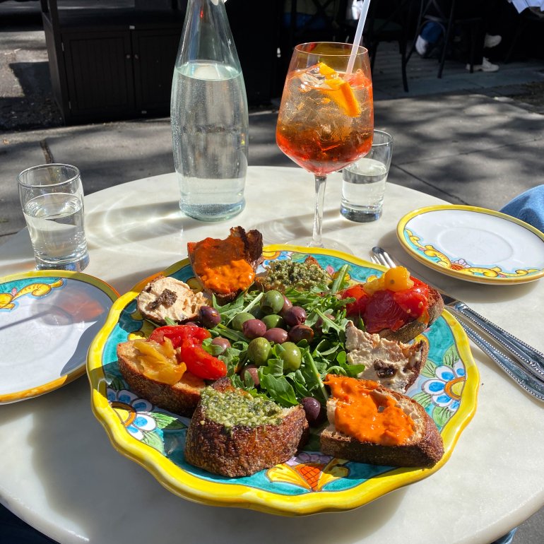 Їсти краще повільно, щоб відчути смак і&nbsp;текстуру. Фото: Dupe