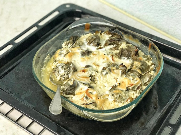 Лінива долма запікається в&nbsp;соусі зі&nbsp;сметани і&nbsp;вершків