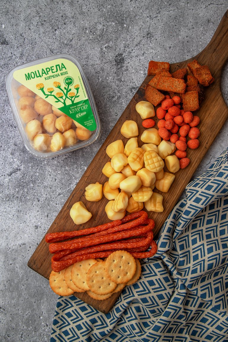Копчена моцарела на сирно-м'ясній дошці