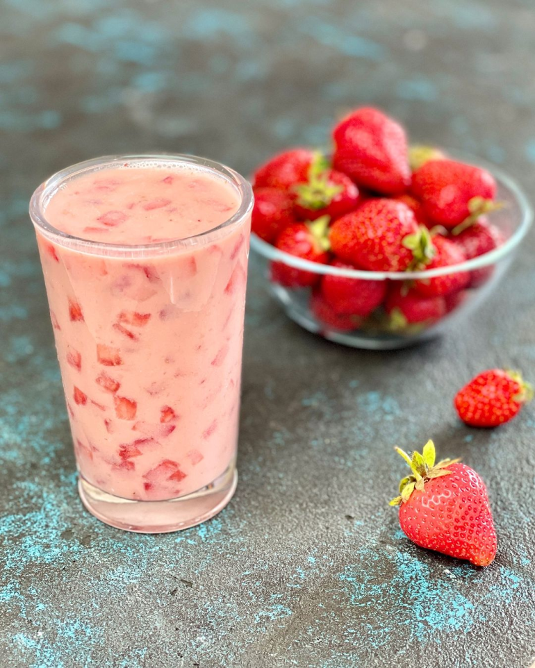 Мигдалево-полуничне молоко. Фото: instagram.com/lizaglinskaya