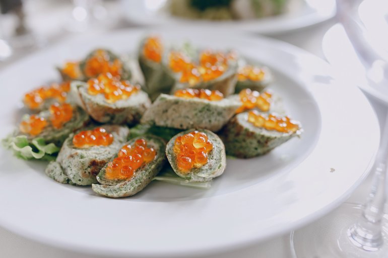 Нині канапе готують на&nbsp;хлібі або овочевій чи&nbsp;м’ясній подушці